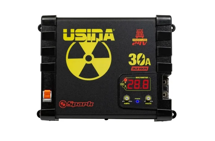 El cargador Usina 30A - 24V - TRUCK LINE proporcionan calidad y eficiencia para sistemas automotrices. El modelo 30A - 24V tiene un diseño compacto y eficiente, ideal para aquellos que buscan más energía con menos espacio.  

Características:
Tipos de baterías soportadas: Litio, Gel, Agm y Plomo.

Bajo voltaje en la red de CA: la fuente entra en protección si el voltaje en la red de CA alcanza el límite mínimo.
Fuente de alimentación: alimenta el sistema de sonido del auto, evitando la descarga de la batería incluso con el sonido reproduciéndose durante varias horas. También se puede utilizar como fuente de alimentación directa, alimentación de reproductores de CD, amplificadores, módulos de alimentación, etc.
Salida estabilizada ajustable: mantiene la salida estabilizada a su voltaje normal, incluso con variaciones en la red o el consumo.
Ajuste de corriente: te permite ajustar la corriente de salida de acuerdo con las necesidades del usuario.
Protección contra cortocircuitos y sobrecarga de salida.

Especificaciones técnicas:
AC 127Vac: 100 @ 140Vac
AC 220Vac: 170 @ 250Vac
Cable de entrada: 3x1,5 mm² - 2P + T
Cable de salida: 10 mm²
Consumo 127Vac: 11A (máximo)
220Vac consumo: 6A (máximo)
Corriente de salida: 30A @ 25V (+-5%)
Extensión recomendada: 2,5 mm² (máximo 25 metros)
Potencia de entrada: 950 vatios (máximo)
Potencia de salida: 750 vatios (máximo)
Voltaje de entrada: Bi-voltio automático
Voltaje de salida: 25 @ 28.8V (+- 1%)
Peso: 1,7 kg
Rendimiento: 87%
