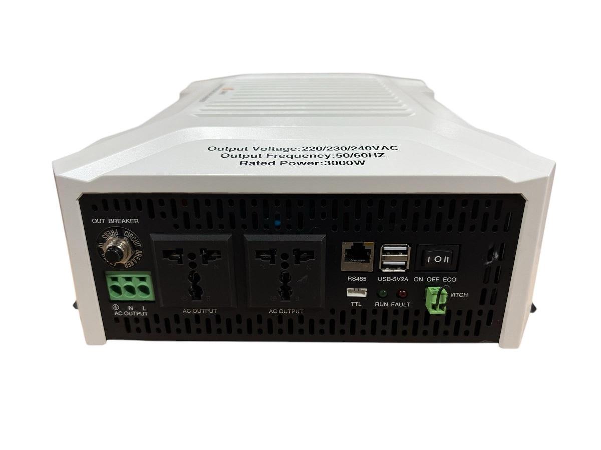 - Tensión nominal de la batería: 24 Vcc
- Potencia nominal de salida: 3.000 W
- Tensión nominal de salida: 230 Vca (estándar)/ (± 3%)
- Tecnología de modulación SPWM avanzada con salida de onda sinusoidal pura y alta calidad de potencia.
- Se seleccionan dispositivos de alta densidad de potencia y larga vida útil para soportar el funcionamiento a largo plazo a plena potencia.

Eficiencia:
- Alta eficiencia de conversión, bajas pérdidas y baja distorsión armónica.
- Múltiples modos de funcionamiento para un máximo ahorro de energía.

Inteligente:
- Bluetooth como estándar, compatible con la aplicación de teléfono móvil para ver los parámetros operativos del dispositivo.
- Múltiples interfaces de expansión para satisfacer las diversas necesidades de los usuarios.

Seguridad:
con protección contra sobretensión y sobredescarga de batería, protección contra sobrecarga y cortocircuito, y protección contra sobretemperatura. - (No hay protección de conexión inversa, no invierta la conexión)

- Voltaje nominal de la batería: 24 V CC
- Rango de voltaje de la batería: 21,6 ~ 32 V CC
- Potencia de salida nominal: 3000 W
- Potencia máxima: 6000 W
- Voltaje de salida nominal: 230 (predeterminado) V CA (±3 %)
- Frecuencia de salida: 50 Hz
- Forma de onda de salida: Onda sinusoidal pura
- THD: THD <4 % (carga resistiva)
- Factor de potencia: 0,2-1 (Potencia de carga = Potencia de salida continua)
- Eficiencia de salida nominal: >90%
- Eficiencia de salida máxima: >93,5% (30% de carga)
- Corriente en espera (modo APAGADO): <0,12 A
- Corriente de carga 0 (modo ENCENDIDO): <0,95 A

Tamaño y peso:
- Dimensiones: 409*249*120 mm
- Peso: 6,0 kg
- Ruido: <60 dB
- Método de enfriamiento: Enfriamiento neutro + Ventilador inteligente
- Clase IP: IP20
- Temperatura ambiente: -20 °C ~ 60 °C
- Certificados: CE ROHS IEC62109-1/2 EN61000-6-2/4